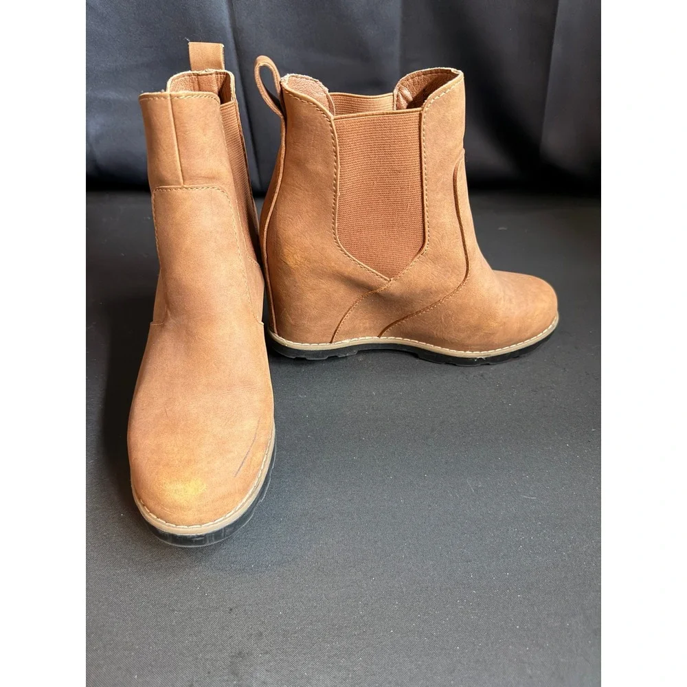 Universal Thread Womens Tan Wedge Chelsea Boots Ankle Booties Brown Sz 8 Western